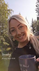 Skappelbrød, rugbrød og Lenabrød når selveste Armfeldt er i hus! Ei  gulrotkake står til avkjøling å(manglerskrytebilde), og laks står på  menyen. Det er jo premiere på Karolinerspelet i kveld vettu 😃👍❄️Ha en