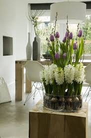 Fruhlingsdekor Mit Mini Zwiebelblumen Garten Im Glasgefass Fruhling Haus Dekoration Fruhlings Dekoration