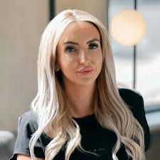 Caroline Swain's Instagram, Twitter & Facebook