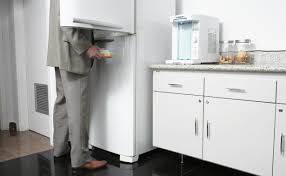Ein kühlschrank (österreichisch gebräuchlich als eiskasten) ist ein schrankförmiges gerät, das üblicherweise elektrisch, mitunter aber auch mit brennstoffen betrieben wird und die temperatur in seinem inneren selbständig niedrig hält. Tatort Burokuche So Oft Begehen Kollegen Mundraub