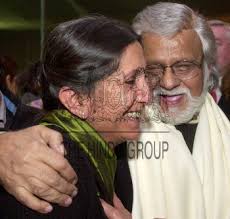 Artist Satish Gujral, greeting a visitor during his painting retrospective  exhibition at the National Gallery...