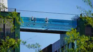 The embassy gardens' sky pool is made of aquarium glass to look like an overpass of water that stretches between two towers. London Gets Sky Pool Swimming Pool Between Skyscrapers Viral Video Makes Twitter Say No Trending News News