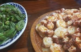 • 3 patatas medianas • sal gorda (o maldon) • pimentón para comer pulpo el de nuestras costas, al pulpo paul lo indultamos y que nos prediga el futuro, jejeje. Pulpo A Feira