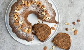 Den kuchen kurz in der form abkühlen lassen und dann stürzen. Dinkel Nusskuchen