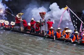 The legend says that in 278 bc a famous chinese poet and minister qu yuan drowned himself in the river protesting against the occupation of his country by the state of qin. A Brief History Of The Dragon Boat Festival
