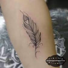 The pattern brings out a feminine touch to the tattoo, making it perfect for girls. I D Like To Add This In With My Heart Feather Tattoo On My Ankle Idee Per Tatuaggi Tatuaggi Di Piume Tatuaggi