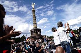 In view of the rapidly spreading delta variant of the corona virus, the risk is too high, the court justified the decision on friday. Demo In Berlin Initiator Aus Stuttgart Fordert Aufhebung Der Corona Gesetze Politik Stuttgarter Nachrichten