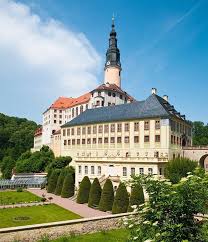 Nichts Ist Wie Es Scheint Wusstet Ihr Dass Schloss Weesenstein Im Schonen Muglitztal Von Oben Nach Unten Gebaut Wurde Die Keller House Styles Chateau Luxury
