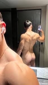 Todos os nudes do influencer Leo Nastacio pelado e mostrando o pênis duro.  | Todos Famosos Nus