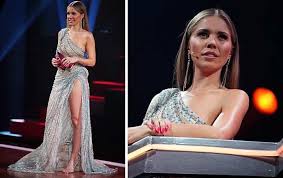 Auf der suche nach einem perfekten brautkleid für eine hochzeit mit wald, strand, rasen oder kaufen sie von milanoo für das schicke und gute qualit?t 2021 boho & bohemian hochzeitskleid in. Let S Dance So Teuer War Victoria Swarovskis Kleid Victoria Langes Abendkleid Kleider