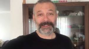 Levent üzümcü 1972'de i̇zmir'de doğdu. Levent Uzumcu Den Genclere Turkiye Den Gitmeyin Kultur Sanat Haberleri