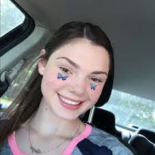 Sara Vacek's Instagram, Twitter & Facebook