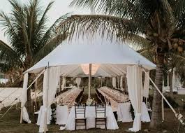 Hal ini akan memberikan kesan natural dan tampak alami untuk acara pernikahan yang simpel serta elegan. 7 Contoh Tenda Dekorasi Pernikahan Paling Menarik Dan Elegan Wedding Market