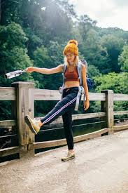 Wander Outfit Viele Tipps Und Passende Looks Fur Jede Saison In 2020 Wander Outfit Wanderkleidung Wanderkleidung Frauen