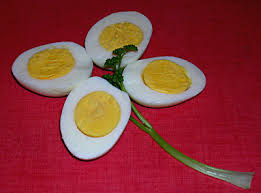 Un oeuf à la coque, c'est tout simplement un oeuf cuit peu de temps dans sa coque ou coquille, par opposition aux oeufs cuits hors de leur mais viens, viens, la porte est ouverte. Oeuf A La Coque