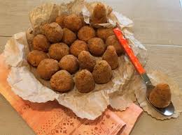 Gli arancini di riso sono un piatto tipico della cucina siciliana e compaiono spesso nello street food nostrano. Ricetta Mini Arancini Di Riso Al Ragu Dolcidee