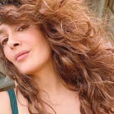 Salma hayek has access to some of the most gifted glam teams in hollywood and beyond, regularly looking to stylist jennifer yepez to get her hair looking its most gorgeous. Salma Hayek 54 Glows In No Makeup Selfie With Farah Fawcett Hair