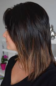 Coloration Chocolat En Racine Avec Des Meches Subtiles Miel Pour Donner Un Peu Plus De Contraste Et De Lumiere Lissage Meche Miel Coloration Chocolat Steampod
