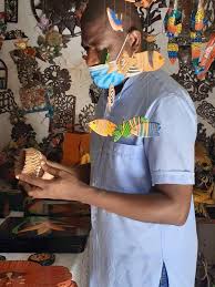 Séance dévaluation de la production des femmes de lArtisanat du Sud-Est  par le Designer Helmer Joseph - Voix Essentielles - Femmes en Démocratie