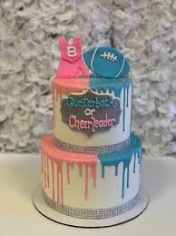 Making these gender reveal cupcakes is a piece of (cup)cake! Gender Reveal Sassy Cakes