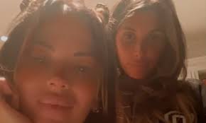 Karina jelinek explotó contra las críticas por su lujosa mansión: Pablolayus S Tweet Intimas Karina Jelinek Beso A Florencia Parise En Un Video Trendsmap
