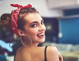 Genau wie die outfits der 50er jahre, waren auch die frisuren der damen und herren besonders gepflegt und ordentlich. Styling Anleitung Die Frisur Mit Haartolle Von Alicia Keys