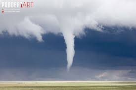 V juhomoravskom okrese hodonín zrejme vo štvrtok večer zaznamenali tornádo, ktoré zrovnalo so zemou pol obce hrušky. Nemeckem Se Prohnalo Silne Tornado Podivejte Se Co Se Stane Kdyz Ho Potkate Na Silnici Vtm Cz