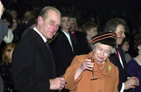 Aos 93 anos de idade, a rainha da inglaterra, elizabeth ii, está há 69 anos no poder e demonstra muito vigor. Pin Em Elizabeth Ii Queen