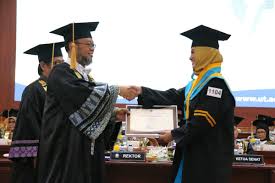 Berkas dikumpulkan ke layanan direktorat akademik universitas islam indonesia sesuai jadwal pendaftaran wisuda yang tertera pada pengumuman. Universitas Terbuka Twitter àªªàª° Wisudawan Terbaik Pada Wisuda Ut Periode I Wilayah 3 Tahun Akademik 2019 2020 Yang Dipilih Berdasarkan Ipk Terbaik Dan Ketepatan Waktu Studi Https T Co Jpe7b0iy3e Universitasterbuka Wisudaut Banggajadialumniut