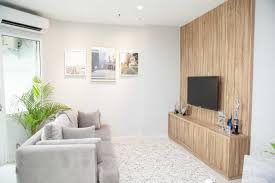 Salah satu ciri khas yang dimiliki interior ruang tamu industrial adalah bentuk dinding yang dibiarkan mentah atau terekspos. Desain Interior Dengan Panel Dinding Kayu Yang Membawa Kehangatan Kumparan Com