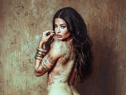 Aline riscado (rio de janeiro, october 12, 1987) is a brazilian television and film actress. Aline Riscado Surge Coberta Por Argila Em Ensaio Fotografico Sobre Enredo Da Vila Isabel Popline