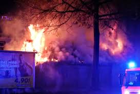 Falls sich jemand aufgrund eines einsatzberichtes verletzt fühlt, jemand fehler findet oder sonstige anregungen zu einsatzberichten hat, sollte sich sofort über unser. Feuerwehreinsatz Blaulicht Aktuell Solingen