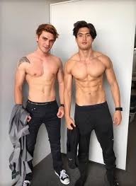 Чарльз мелтон родился в 1991 году в небольшом городке джуно на аляске. Riverdale Latam Kj Apa Y Charles Melton Facebook