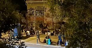 Όπως είπε στους αστυνομικούς ο 25χρονος, πριν προλάβει να του απαντήσει, τον άρπαξε από το χέρι και τον τράβηξε. E3w Ta Narkwtika Apo To Pedion Toy Arews