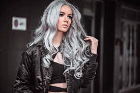 Thanks to this trend hairstyle, gray hair becomes super important in spring: How To Get And Take Care Of The Salt And Pepper Hair Trend