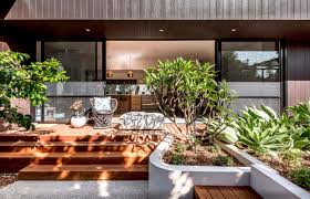 Desain teras diatas mengaplikasikan pagar rumah dengan material besi berwarna. 19 Inspirasi Model Teras Rumah Terfavorit Dan Populer
