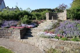 Neuer sitzplatz im garten gefällig? Grauwackemauern Treppen Sitzplatz Hangbeete Garten Und Landschaftsplanung Brigitta Oetken