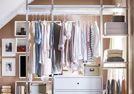 Que ce soit une porte de placard, d'armoire, de dressing, ou, mieux encore, une porte fenêtre ou une porte de garage, vous n'avez pas idée du gain de place que vous allez gagner. Dressing Ikea Les Modeles Les Plus Styles Elle Decoration