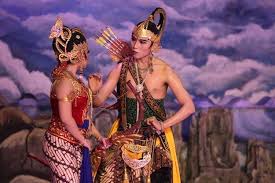 Informasi yang disampaikan dalam teks tersebut antara lain penetapan wayang sebagai warisan mahakarya dunia yang tidak ternilai dalam seni. Bertahan Selama 110 Tahun Wayang Orang Di Sriwedari Solo Kini Manggung Secara Daring Halaman All Kompas Com