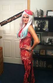 Es war aus echtem fleisch und sollte die botschaft verbreiten, dass man menschen nicht auf ihr äußeres, ihren fleischlichen körper reduzieren sollte. 1001 Unique Selbstgemachte Kostume Tolle Diy Kleidung Lady Gaga Meat Dress Lady Gaga Costume Meat Dress