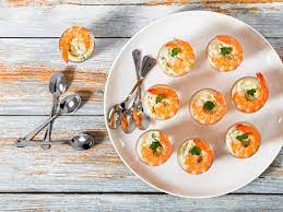 Crostini di pane con patè di olive fatto con maionese yo e olive. Vitello Tonnato