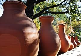 Les Oyas Sont Des Pots En Argile Que L On Enterre Dans Les Sol Pres Des Plantes Et Que L On Rempli D Eau Arrosage Irrigation Systeme D Arrosage