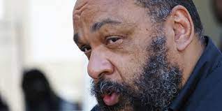 L'animateur lance le débat sur la guerre en irak et les raisons qui ont motivées le président américain georges bush, donnant raison à dieudonne pour ses interventions précédentes dans lesquelles il déclarait que le pétrole était le seul enjeu de cette invasion. L Amende De 9 000 Euros Infligee A Dieudonne Pour Sa Chanson Sur La Shoah Confirmee En Appel