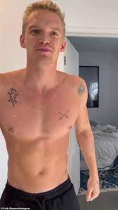 News.com.au april 15, 2021 12:52pm video Cody Simpson Ahmt Rhys Ifans Ikone Spike Aus Dem Film Notting Hill Nach Aktuelle Boulevard Nachrichten Und Fotogalerien Zu Stars Sternchen