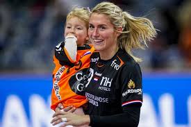 ● the parents of estavana polman are winniefred polman, willem polman ● she had 1 child jesslynn van der vaart ● estavana polman has 2 siblings in her family: Gescheurde Kruisband Voor Polman Van Der Vaart Toont Medeleven Andere Sporten Ad Nl
