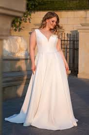 Neben den aktuellen brautkleider kollektionen und trends findet ihr hier die besten designer. Plus Size Brautkleider Koln Hochzeitsrausch Brautmoden