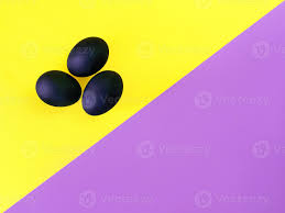 huevos negros sobre el fondo amarillo y violeta. pascua, diversidad,  geométrico, patrón, concepto de comida 6755185 Foto de stock en Vecteezy
