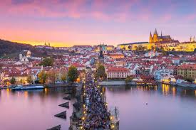 Oraşul de pe vltava, cu cetatea din praga şi catedrala sfântul vitus, este comparat frecvent cu parisul şi budapesta, însă acesta este de o frumusețe unică. 10 Obiective Turistice Din Praga