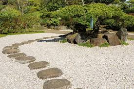 Debe aplicar una capa espesa de mortero, compactando bien con la paleta. Como Decorar El Jardin Con Piedra Natural Cupa Stone