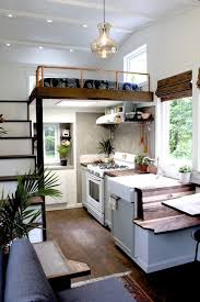 Peek Inside The Cutest Little 250 Square Foot Mobile Farmhouse Vivre Dans Une Tiny House Petite Maison Sur Roues Plans De Maisonnette